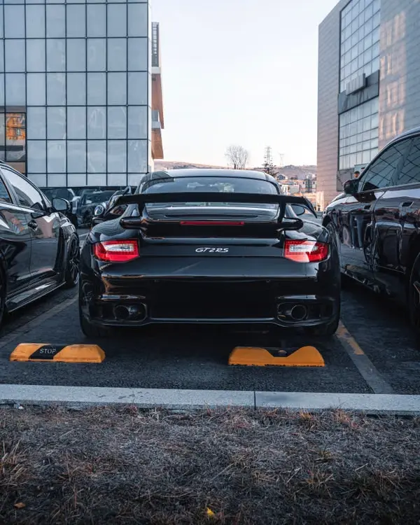 Achteraanzicht van een zwarte Porsche 911 GT2 RS